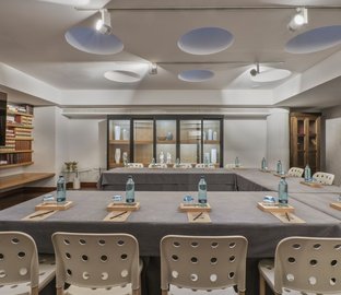 Biblioteca  Vincci Soma Madrid